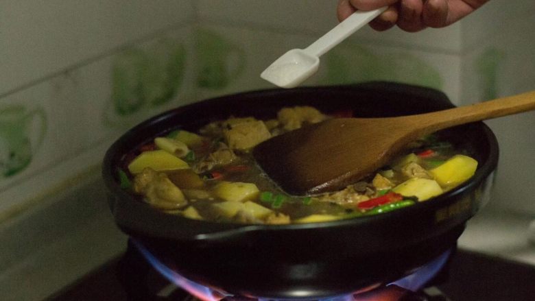 黄焖鸡米饭,大火煮开，加盐