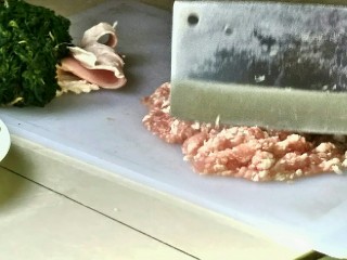 手工荠菜肉馅饺子,剁馅，因为肉皮不好剁，所以可以将肉皮切下来。