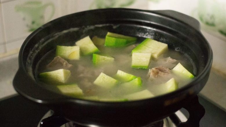 萝卜排骨汤,加入炖过的肉里，再炖30分钟。