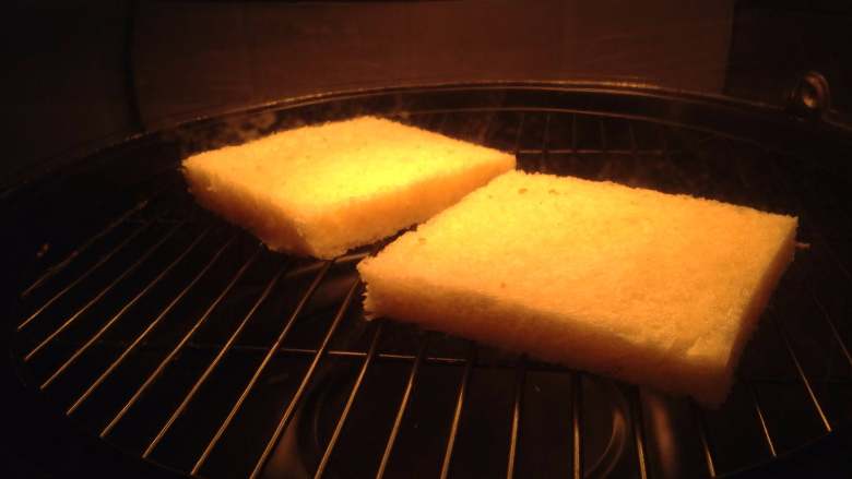 花生酱三明治,放入空气炸锅烤制表面微黄（也可以放入烤箱烤。没有的也可以不烤）