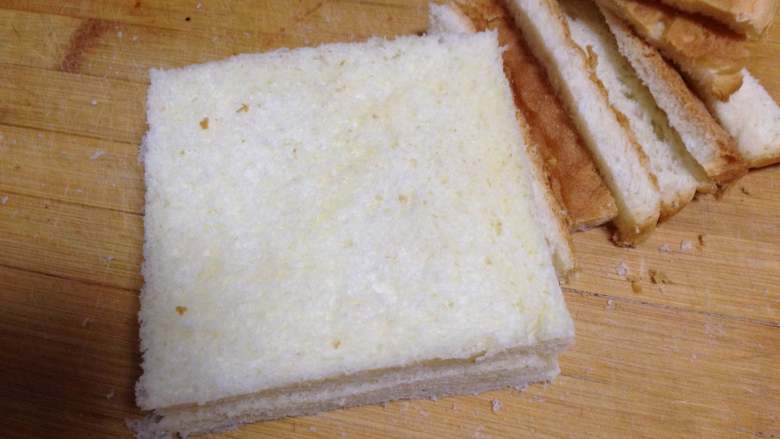 花生酱三明治,吐司片切去四周的面包皮