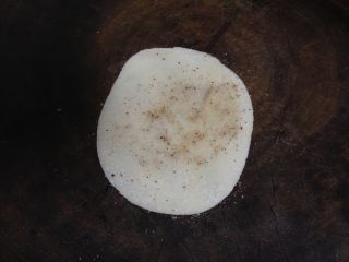 酥脆的饺子皮版葱花饼,砧板抹少许油，首先放一饺子皮在砧板上，撒少许椒盐用手涂匀