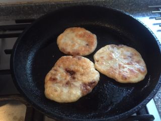 香河猪肉香菇肉饼,小火慢慢煎至两面金黄即可。