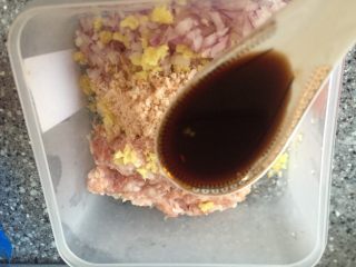 香河猪肉香菇肉饼,加入生抽。