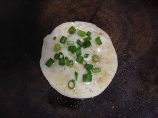 酥脆的饺子皮版葱花饼,刷上油，加少许香葱