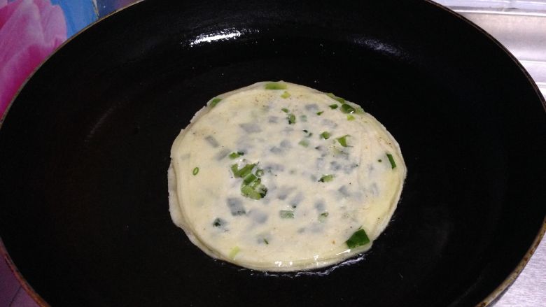 酥脆的饺子皮版葱花饼,
不沾锅加少许油放入饼坯