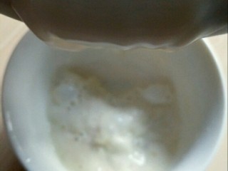 姜汁撞奶,把凉好的牛奶倒入姜汁碗中，用勺子再继续搅拌均匀。