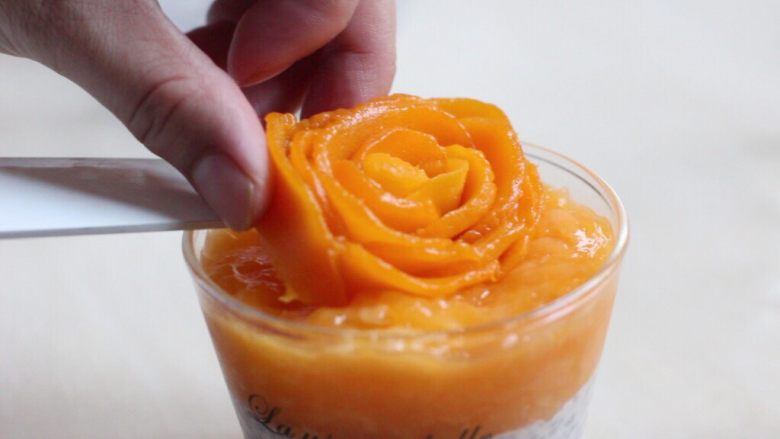 芒果奇亚籽布丁,把做好的芒果花放在杯子顶部。