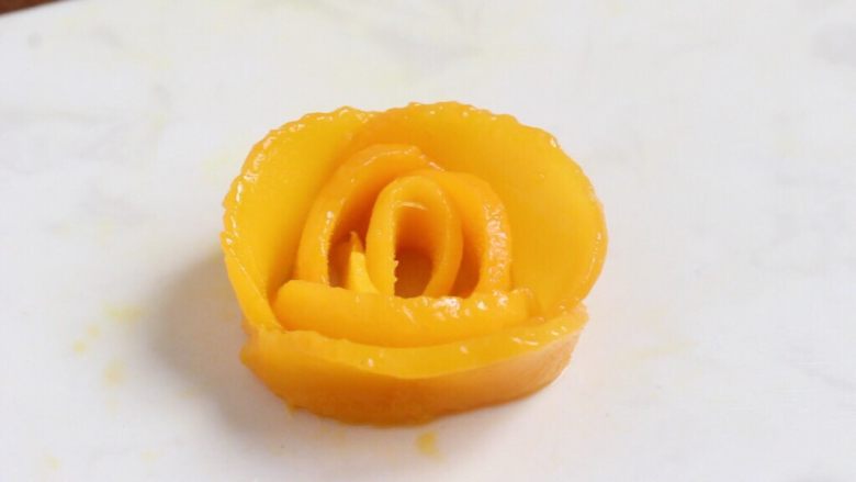 芒果奇亚籽布丁,芒果片拼成花的形状。