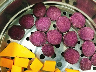 紫薯马蹄糕,紫薯削皮切成片蒸熟