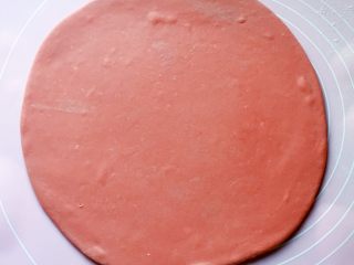 吉祥福,将发酵好的面团分别排气揉匀后，取一红色面团用擀面杖擀成1cm厚的面片。