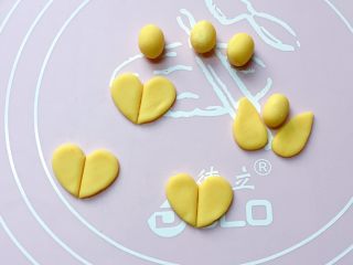 吉祥福,再取黄色面团擀开，用心形磨具压出4个心形，从中间切开，再搓4个小圆球备用。