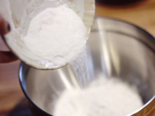 芒果冰淇淋摩提,首先少上一锅水，以用来蒸糯米面团。
将糯米粉、玉米淀粉和糖粉依次倒入容器。