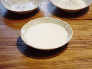 芒果冰淇淋摩提,搅拌好的糯米糊倒入陶瓷容器中（陶瓷受热均匀），并放进蒸锅蒸20min左右。锅子要保持透气，防止有水蒸气滴落进糯米面团，这样面团吸水会变得很粘手。