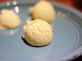 芒果冰淇淋摩提,冰淇淋挖球，然后送入冰箱继续冷冻。