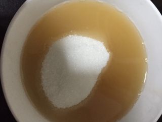 芝麻桃酥,先将猪油隔水融化后将油、白糖、鸡蛋、盐混合搅拌至糖融化。