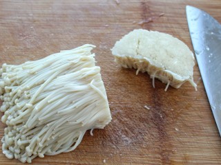 培根金针菇卷,然后切掉金针菇的根部