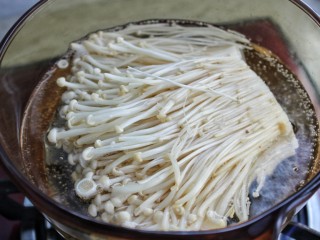 培根金针菇卷,锅中烧开水，放入金针菇烫两分钟