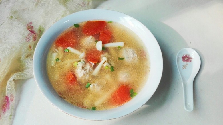厨房挑战+荤菜+海鲜菇歪刀块胡萝卜汆汤团子。