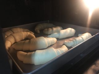 酸奶牛角面包,放入二次发酵的环境中发酵1.5倍大