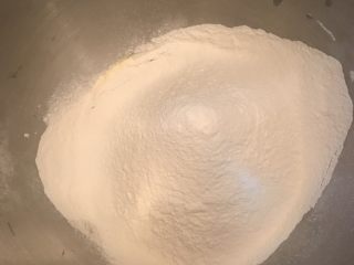 酸奶牛角面包,除黄油在所有材料混合进厨师机桶搅拌成团