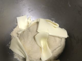 酸奶牛角面包,加入软化好的黄油