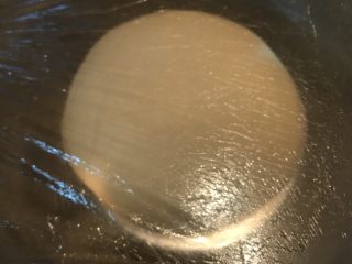 酸奶牛角面包,盖上保鲜膜室温发酵