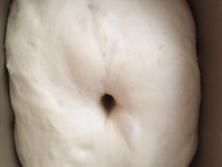 牛奶吐司,在面包机内进行基础发酵：发到原来面团的两倍大，手指蘸面粉戳一个孔，孔不回缩