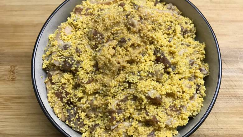 #厨房挑战#  荤菜  小米粉蒸肉,把裹上小米的肉片放在山药上。