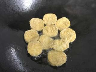 #厨房挑战#  素菜  五香素鸡,两面都炸成金黄色。