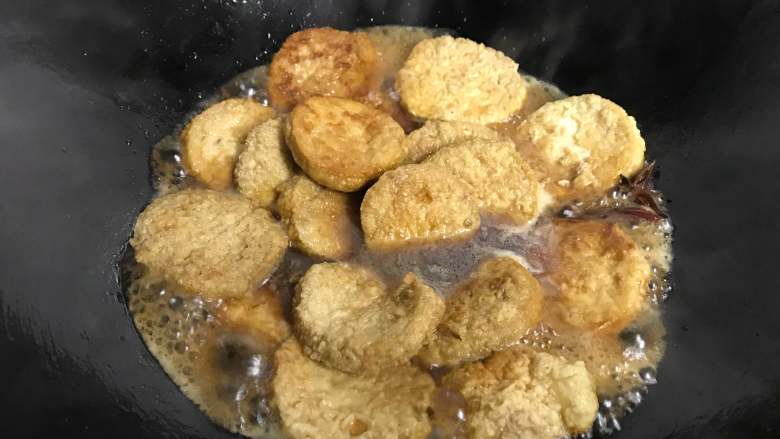 #厨房挑战#  素菜  五香素鸡,将浸泡好的素鸡放入锅中煮至入味。