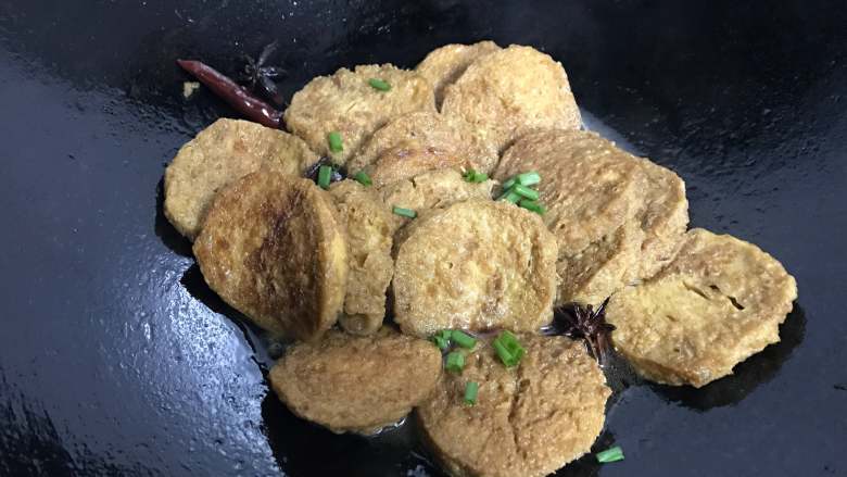 #厨房挑战#  素菜  五香素鸡,出锅前撒上葱花即可。
