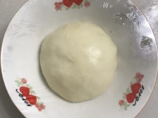 奶香豆沙小餐包,拿出来整圆放在大碗里，盖上保鲜膜