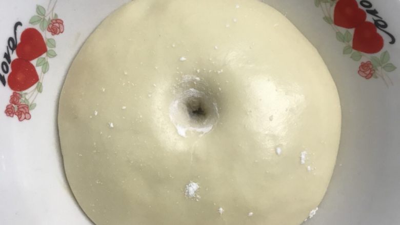 奶香豆沙小餐包,放进发酵箱，温度调节在27度，进行一发，用手指沾面粉戳洞洞口不回缩不塌陷为好