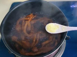 鲍汁烩鸭掌,再继续小火焖煮片刻，加入少许鸡精调味