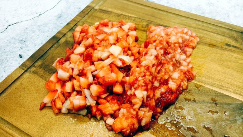 草莓酱 面包机版,把草莓切成颗粒状，颗粒的大小随意。