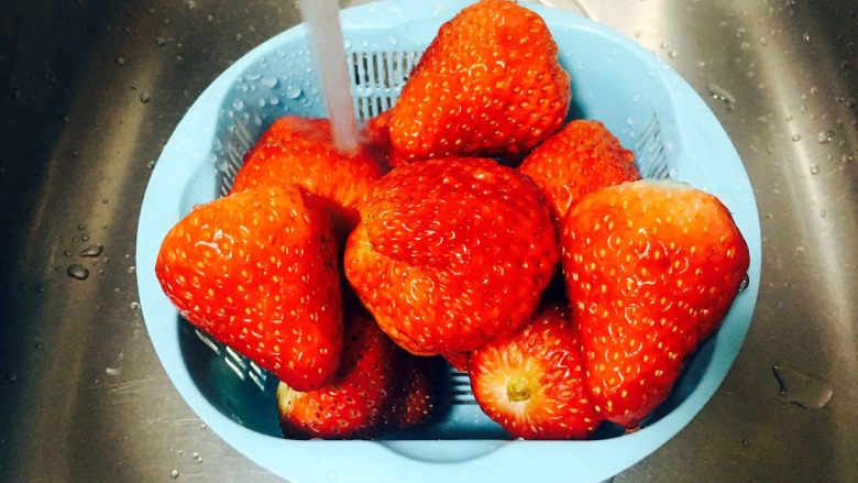 草莓酱 面包机版,用淡盐<a style='color:red;display:inline-block;' href='/shicai/ 156925'>水</a>泡一泡草莓，然后再清洗干净。

