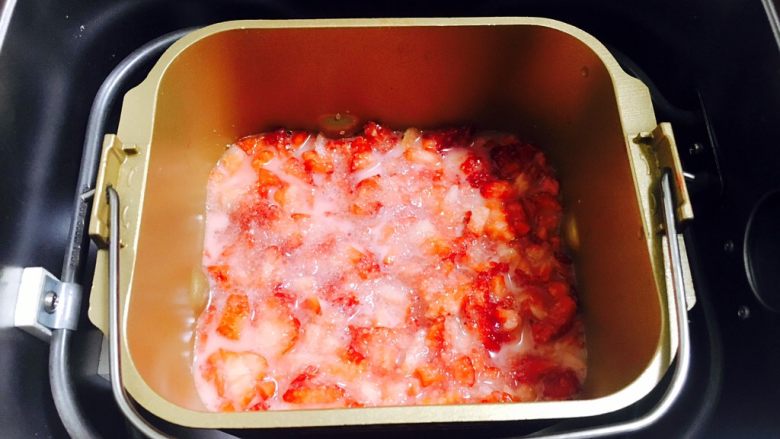 草莓酱 面包机版,将搅拌好的辅助食材倒入盛有草莓的面包机桶里。

