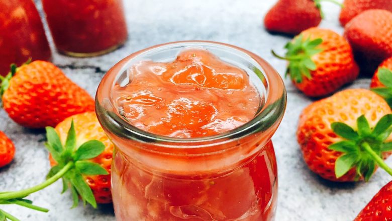 草莓酱 面包机版,趁热草莓酱热的时候盛入已经消毒的小瓶子里，马上盖上盖儿，拧紧。草莓酱可保存半年。


