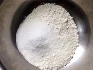 元宝馒头,将绵白糖、酵母粉和面粉倒入无水干净的盆中，搅拌均匀。（白糖的量可根据自己口味添加）
