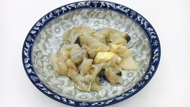 鱼片杂蔬粥,上好浆的鱼片腌制10分钟。