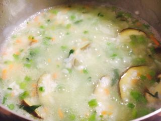 鱼片杂蔬粥,将粥煮开，搅拌均匀。