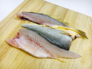 鱼片杂蔬粥,黄花鱼刮鳞去头尾和鱼鳍了和内脏，剃去鱼骨。