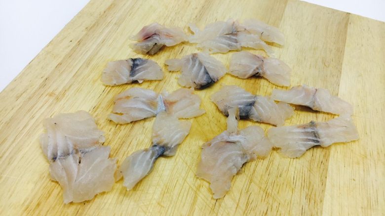 鱼片杂蔬粥,把鱼切成鱼片或者切成丁。