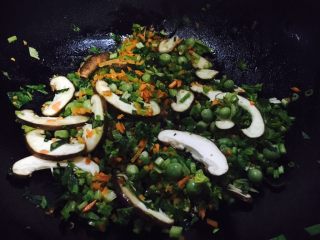 鱼片杂蔬粥,起锅，将胡萝卜碎、香菇片、豌豆、菠菜叶炒熟，盛出来备用。