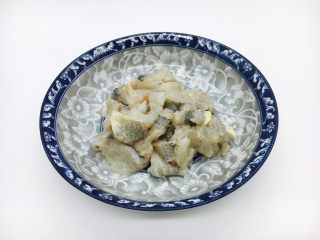 鱼片杂蔬粥,鱼片里放入少许的白胡椒粉、1小勺料酒、少许的盐、1小勺淀粉，把它们抓匀。