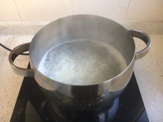 鱼片杂蔬粥,将米大火煮开，小火煮20分钟。