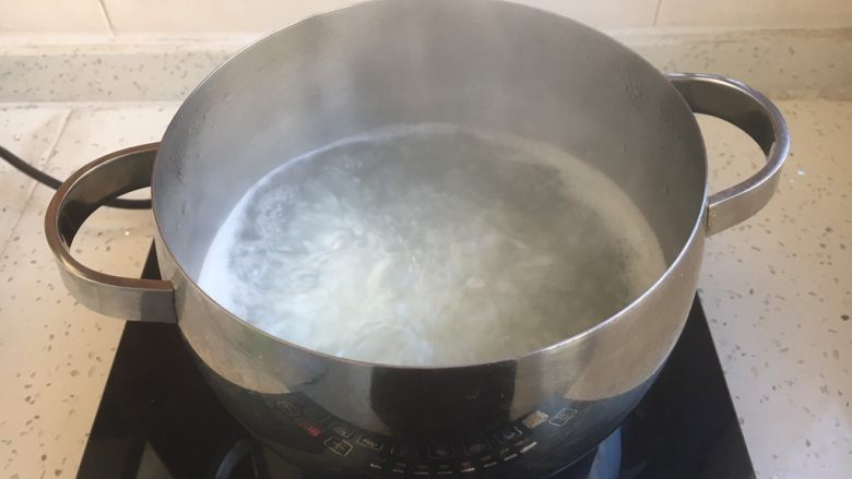 鱼片杂蔬粥,将米大火煮开，小火煮20分钟。