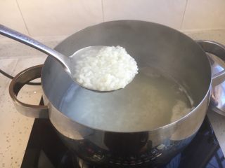 鱼片杂蔬粥,将米粥煮成浓稠的状态。