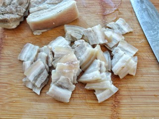东北酸菜猪肉炖粉条,将五花肉捞出晾凉切片，大骨头再继续炖20分钟